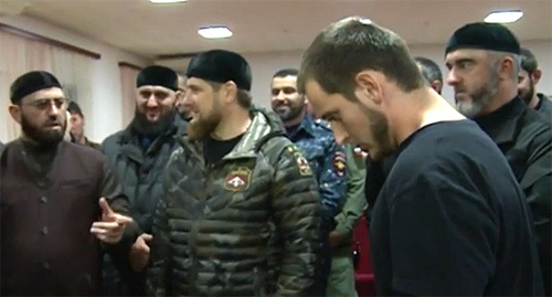 Молодой человек (на превом плане) во врем беседы с Рамзаном Кадыровым в Аргуне 03.11.2015. Фото: Стоп-кадр видео http://groztrk.net/