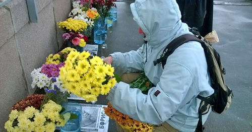 Цветы на Большом Москворецком мосту, на месте убийства Немцова. Москва, 9 октября 2015 г. Фото Вячеслава Ферапошкина для "Кавказского узла" 