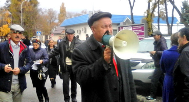 Карачаевский общественный деятель Нюрлю Гербеков (в центре) среди участников съезда карачаевского народа, Черкесск, 13 ноября 2015 г. Фото Аси Капаевой для "Кавказского узла"