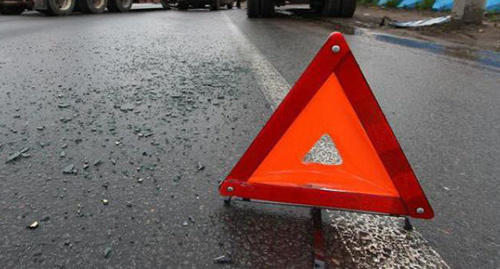 Знак ДТП. Фото: http://www.livekuban.ru/news/proisshestviya/v-novorossiyske-po-vine-traktora-proizoshlo-massovoe-dtp/