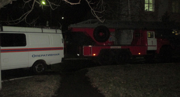 Автомобили МЧС во время ликвидации пожара. Фото: http://23.mchs.gov.ru/operationalpage/operational/item/3256005/