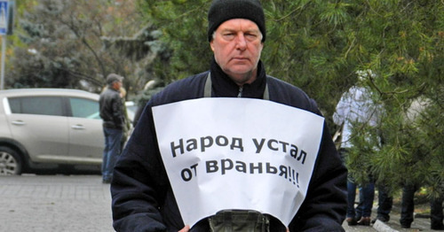 Участник одиночных пикетов дальнобойщиков. Волгоград, 20 ноября 2015 г. Фото Татьяны Филимоновой для "Кавказского узла"