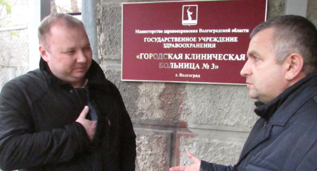 Николай Паршин (слева) с адвокатом Альбертом Кармазиновским у входа в больницу №3. Волгоград, 21 ноября 2015 г. Фото Вячеслава Ященко для "Кавказского узла"