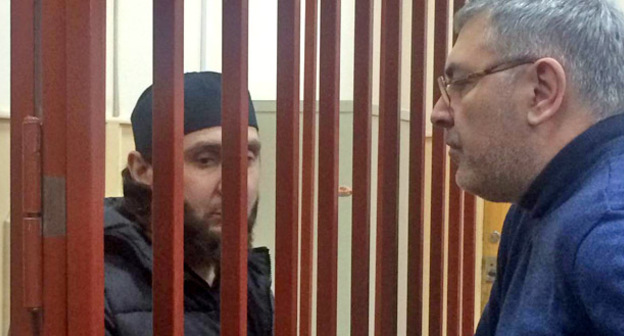 Заур Дадаев (слева) и адвокат Шамсудин Цакаев в зале суда. Москва, 23 ноября 2015 г. Фото Юлии Буславской для "Кавказского узла"
