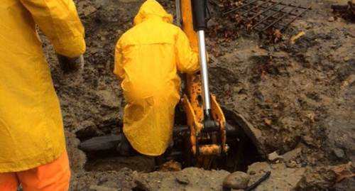 Ликвидация аварии на водоводе. Фото: http://blogsochi.ru/content/problemy-sistem-livnevogo-vodootvedeniya-na-munitsipalnykh-zemlyakh-vnov-priveli-k-podtoplen