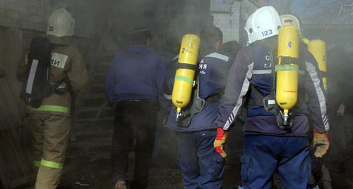 Сотрудники МЧС на ликвидации пожара. Фото: https://www.facebook.com/MchsAstrakhan/?fref=ts Сотрудники МЧС на ликвидации пожара. Фото: https://www.facebook.com/MchsAstrakhan/?fref=ts