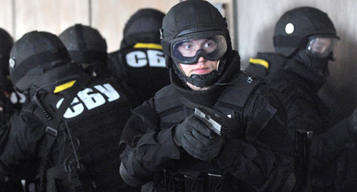 Сотрудники СБУ. Фото: http://politrada.com/news/chp-sbushniki-shturmovali-kvartiru-v-kieve-ubit-silovik-i-terrorist/