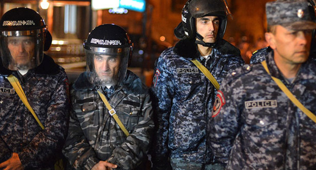 Сотрудники полиции во время митинга. Ереван, декабрь 2015 г. Фото http://www.panarmenian.net/