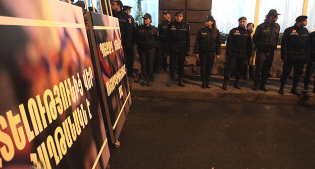 Сотрудники полиции во время митинга. Ереван, декабрь 2015 г. Фото http://www.panarmenian.net/m/rus/photoset/8537