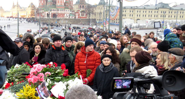 На месте убийства Бориса Немцова. Москва, 1 марта 2015 г. Фото: putnik https://ru.wikipedia.org/