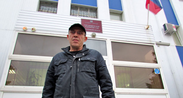 Фермер Владимир Кучерявый у здания Городищенского районного суда. Волгоградская область, декабрь 2015 г. Фото Вячеслава Ященко для "Кавказского узла"