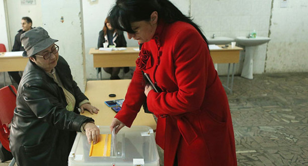 На избирательном участке во время референдума. 6 декабря 2015 г. Фото www.panarmenian.net/
