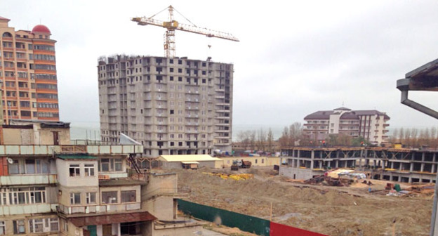 Строительство многоквартирного дома возобновлено в Редукторном поселке Махачкалы. 21 декабря 2015 г. Фото Дарьи Милютиной для "Кавказского узла"