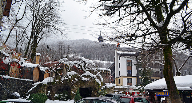Канатная дорога над крышами домов в Красной поляне. Фото Светланы Кравченко для "Кавказского узла"