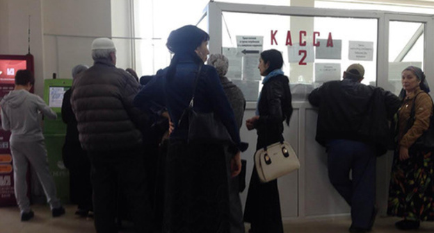 Очередь в кассу ЕРКЦ в Грозном на оплату коммунальных услуг. Фото Ахмеда Альбирова для "Кавказского узла"