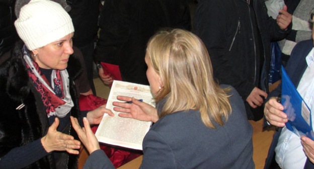 Собрание жильцов разрушенного взрывом дома №47 на встрече с представителями городской и региональной власти. Волгоград, 22 декабря 2015 г. Фото Вячеслава Ященко для "Кавказского узла"