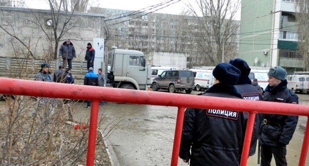 Сотрудники полиции наблюдают за вывозом вещей из разрушенного дома. Волгоград, 24 декабря 2015 г. Фото Татьяны Филимоновой для "Кавказского узла"