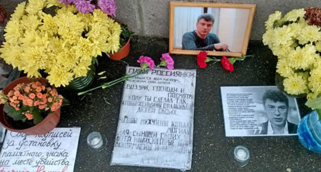 Цветы и портрет Бориса Немцова на месте убийства. Москва, 9 октября 2015 г. Фото Вячеслава Ферапошкина для "Кавказского узла"
