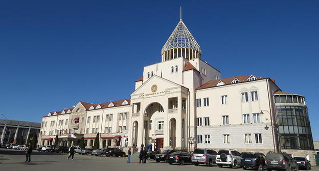 Здание НС Нагорного Карабаха в Степанакерте. 23 декабря 2015 год. Фото Алвард Григорян для "Кавказского узла"