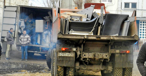 Вывоз вещей из разрушенного дома. Волгоград, 24 декабря 2015 г. Фото Татьяны Филимоновой для "Кавказского узла"