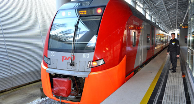 Поезд "Ласточка", который начал курсировать между Ростовом-на-Дону и горнолыжным курортом "Роза Хутор". Сочи, 24 декабря 2015 г. Фото Светланы Кравченко для "Кавказского узла"