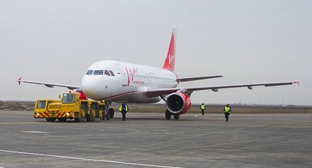 Самолет Airbus A319 на взлетно-посадочной полосе аэропорта в Махачкале. 18 декабря 2015 года. Фото: Riadagestan.ru