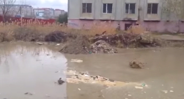 Затопленный двор дома по проспекту Петра I в Махачкале. Скриншот видеозаписи, поступившей "Кавказскому узлу" по каналу обратной связи