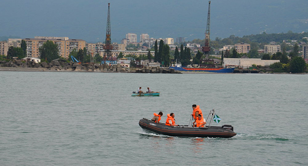 Рейд ГИМС РА и пограничников РФ в акватории Сухума
Фото: Sputnik. Роберт Джопуа, http://sputnik-abkhazia.ru/Abkhazia/20150630/1015090913.html