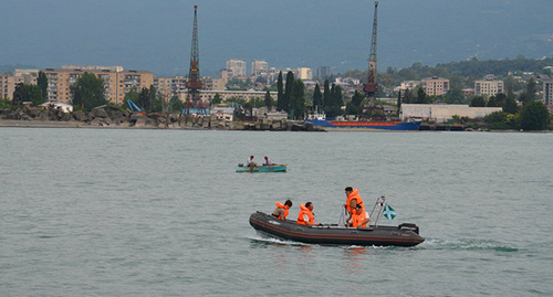 Рейд ГИМС РА и пограничников РФ в акватории Сухума
Фото: Sputnik. Роберт Джопуа, http://sputnik-abkhazia.ru/Abkhazia/20150630/1015090913.html