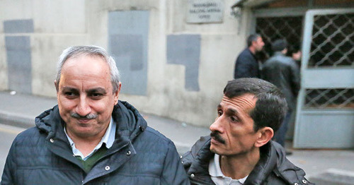 Рауф Миркадыров (слева) возле здания Бакинского суда по тяжким преступлениям. Фото Азиза Каримова для "Кавказского узла"