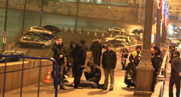 На месте убийства Бориса Немцова. Москва, 28 февраля 2015 г. Фото: Mikhail Sokolov (RFE/RL)