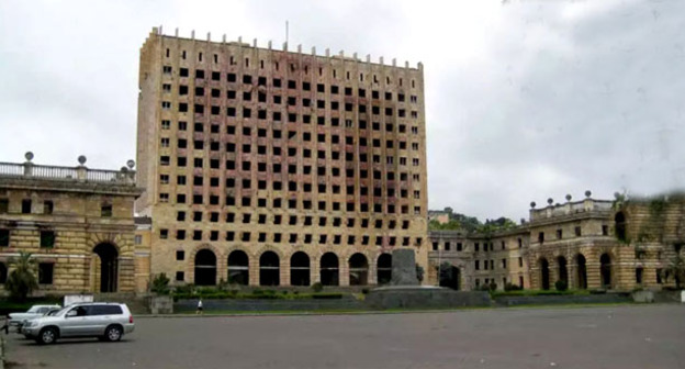 Сухум. Дом правительства, пострадавший во время штурма. Фото: Eugenia Nazarets (RFE/RL)