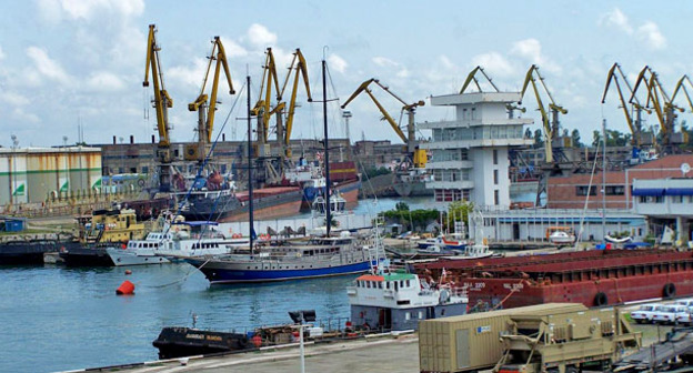 Морской порт Поти. Грузия. Фото: Nc tech3 https://ru.wikipedia.org/