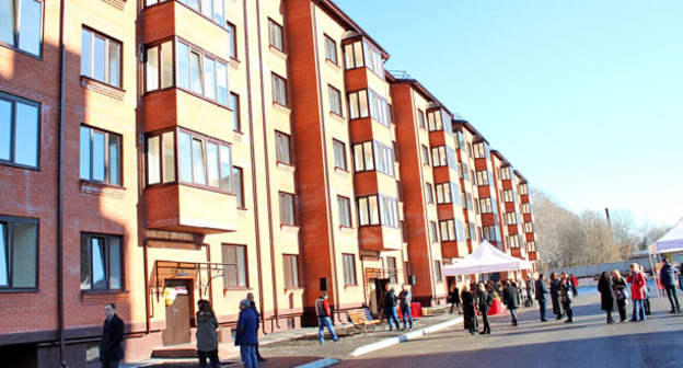 Во Владикавказе сдан в эксплуатацию первый дом, построенный по федеральной программе "Жилье для российской семьи". 29 декабря 2015 г. Фото Эммы Марзоевой для "Кавказского узла"