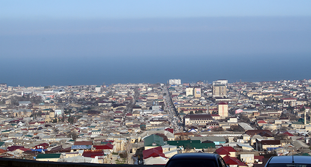 Вид на Дербент с крепостных стен. Фото Патимат Махмудовой для "Кавказского узла"