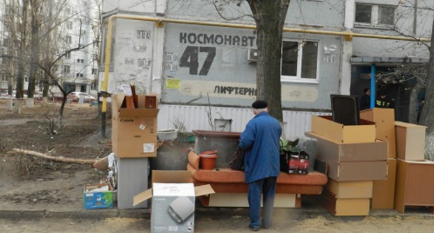 Вывоз имущества жильцов разрушенного дома в Волгограде. 25 декабря 2015 г. Фото Татьяны Филимоновой для "Кавказского узла"