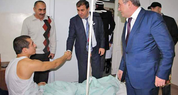 Пострадавших от обстрела  посетили глава городского округа «город Дербент» Малик Баглиев (справа) и  глава  Дербентского района Магомед  Джелилов. Дербент, 2 января 2015 г. Фото Татьяны Гантимуровой для "Кавказского узла"