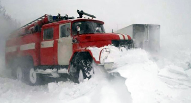 Спецтехника расчищает трассу. Фото: http://23.mchs.gov.ru/pressroom/news/item/3349976/