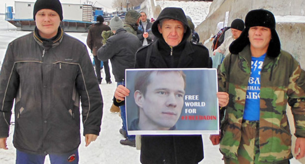 Активисты движения "Русские Астрахани" провели пикет в поддержку Ильдара Дадина. Астрахань, 7 января 2015 г. Фото Елены Гребенюк для "Кавказского узла"