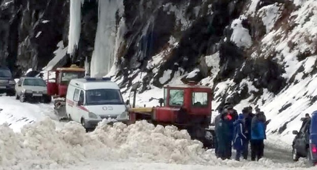 Автомобили на дороге Тлярата – Махачкала. 9 января 2016 года. Фото предоставлено пресс-службой МЧС Дагестана