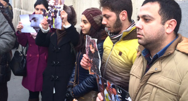 Акция коллег Расима Алиева перед зданием суда в Баку. 12 января 2016 г. Фото Парваны Байрамовой для "Кавказского узла"