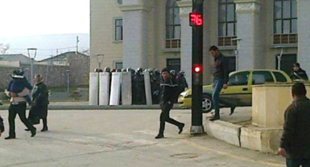 Столкновения между полицейскими и участниками акции протеста против повышения цен и безработицы. Сиазани, 13 января 2016 г. Фото http://comments.az/topic/stolknoveniya-v-siyazani-zaderzhany-20-chel/