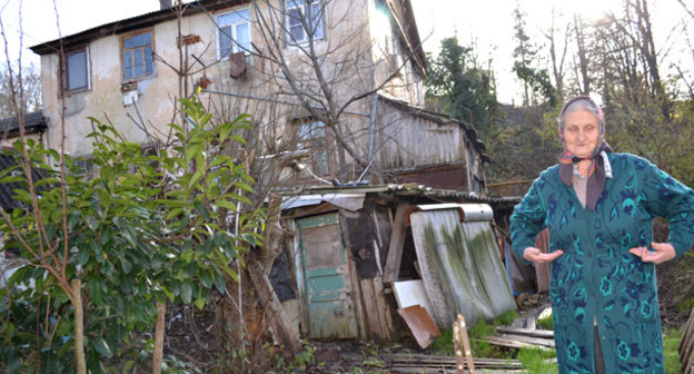 Жительница дома 6а по улице Ленинградская, Эвелина Новицкая показывает как высоко поднималась река Дагомысс возле их дома в июне 2015 года. Сочи, 13 января 2016 г. Фото Светланы Кравченко для "Кавказского узла" 