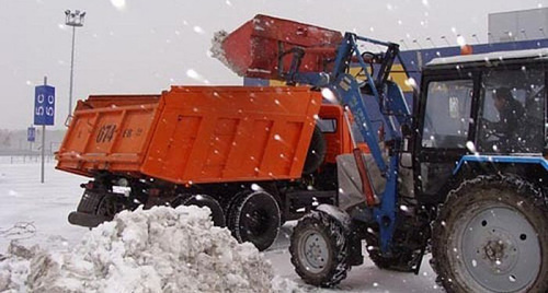 Уборка снега. Фото: http://bloknot-rostov.ru/news/na-dorogi-rostova-uzhe-vyekhalo-115-snegouborochny-690050 Уборка снега. Фото: http://bloknot-rostov.ru/news/na-dorogi-rostova-uzhe-vyekhalo-115-snegouborochny-690050