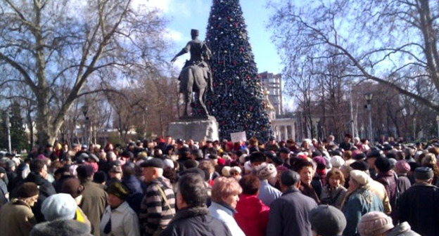 Пенсионеры в Краснодаре митингуют против отмены льгот за проезд. 15 января 2016 г. Фото: Инстаграм депутата Госдумы РФ Сергея Обухова