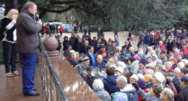 Выступление мэра Сочи Анатолия Пахомова перед протестующими пенсионерами. 15 января 2016 года. Фото Светланы Кравченко для "Кавказского узла"