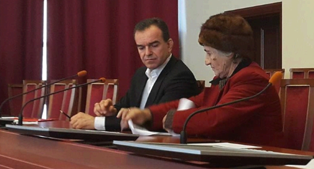 Вениамин Кондратьев с представительницей инициативной группы пенсионеров. 16 января 2016 года. Фото Алексея Мандригели для "Кавказского узла"
