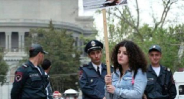 Сюзи Геворгян на акции протеста в Ереване 5 мая 2015 года.  Фото из  Facebook Сюзи Геворгян, https://www.facebook.com/photo.php?fbid=377983322389114&set=a.302487256605388.1073741826.100005323487510&type=3&theater