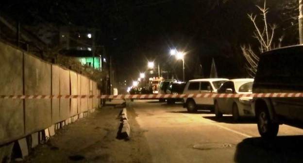 Силовики оцепили место проведения спецоперации в Нальчике. Нальчик, 16 января 2016 года. Фато: http://nac.gov.ru/nakmessage/2016/01/16/v-nalchike-v-chastnom-dome-blokirovan-bandit.html