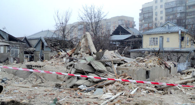 Спецтехника начала расчистку завалов дома после КТО в Нальчике. 18 января 2016 г. Фото Людмилы Маратовой для "Кавказского узла"